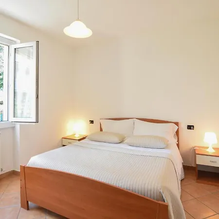 1 Bedroom Beautiful In Appartement *
