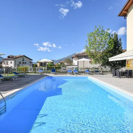 1 Bedroom Beautiful In Appartement Domaso